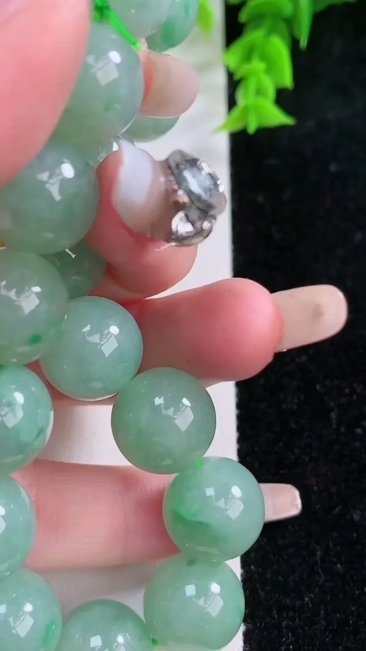 天然A货翡翠圆珠手串，尺寸13.5，重:65.00g1月25日
工厂直销收藏佳品,种好水足，色泽均匀，有种有色，上手高大气！