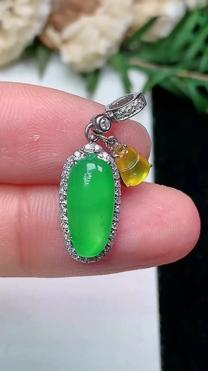 天然A货翡翠福瓜吊坠，尺寸25.8-8-6.4，裸石13-6，重量:2.29g
1月25日