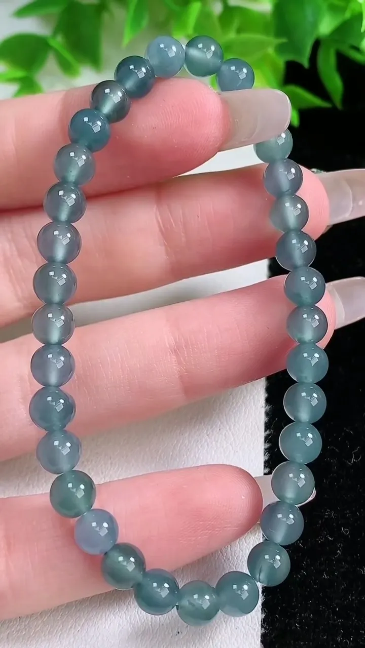 天然A货翡翠圆珠手串，尺寸5.4-33颗，重量:9.51g1月25日
工厂直销收藏佳品,种好水足，色泽均匀，有种有色，上手高大气！