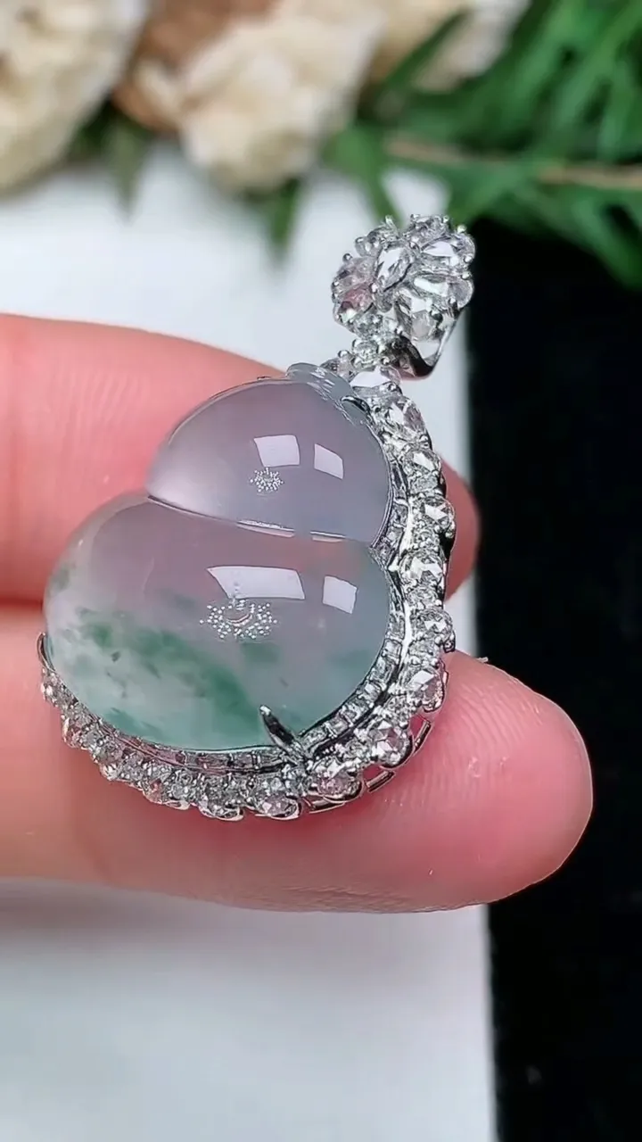 天然A货翡翠飘花葫芦吊坠，尺寸30-20.7-10.7，裸石18-17，重量:5.54g
1月25日