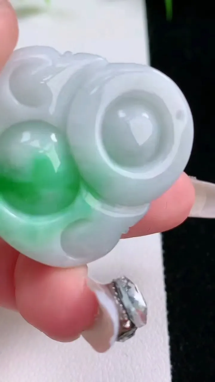 天然A货翡翠佛公吊坠，尺寸35-33-11.2，重量:21.80g
1月25日