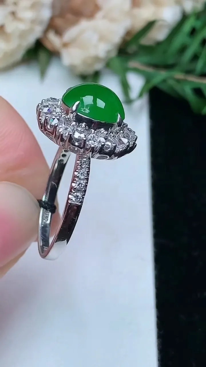 天然A货翡翠蛋面戒指，尺寸17.2-9，重量:3.59g2026年1月25日
工厂直销收藏佳品,种好水足，色泽均匀，有种有色，上手高大气！