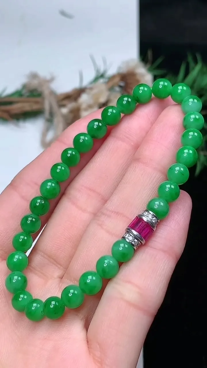 天然A货翡翠圆珠手串，尺寸6-29颗，重量:12.00g1月25日
工厂直销收藏佳品,种好水足，色泽均匀，有种有色，上手高大气！