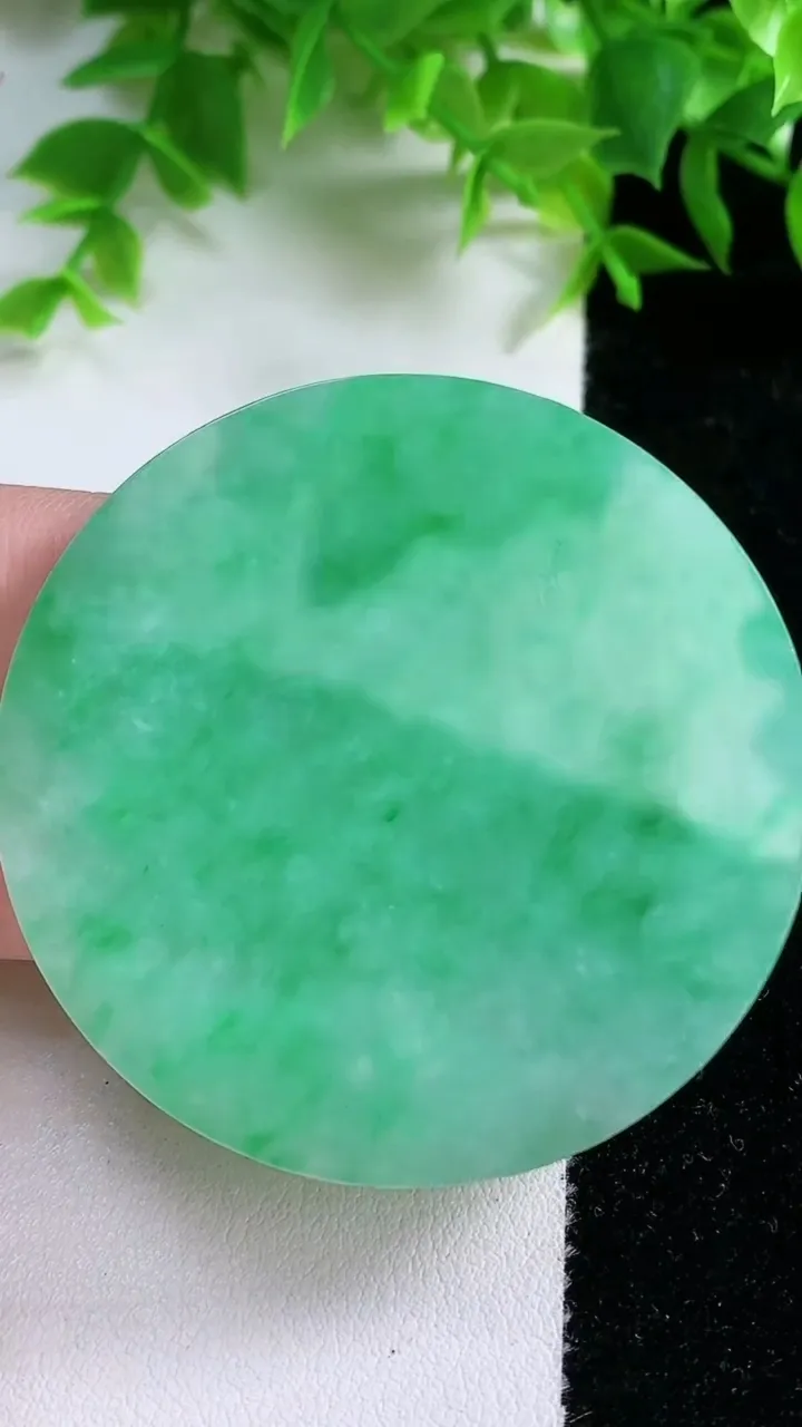 天然A货翡翠无事牌镶嵌件，尺寸50.5-5，重量:36.09g
1月25日