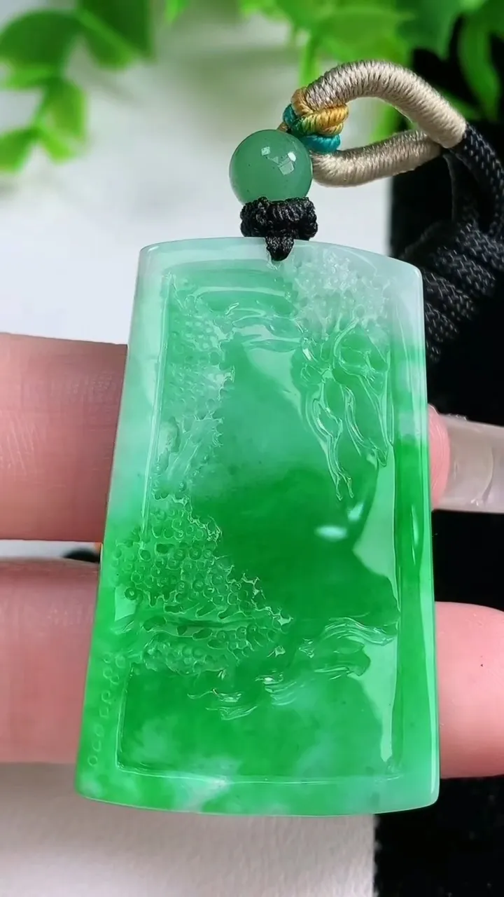 天然A货翡翠山水牌吊坠，尺寸42.6-25.2-5.6，重量:17.70g
1月25日