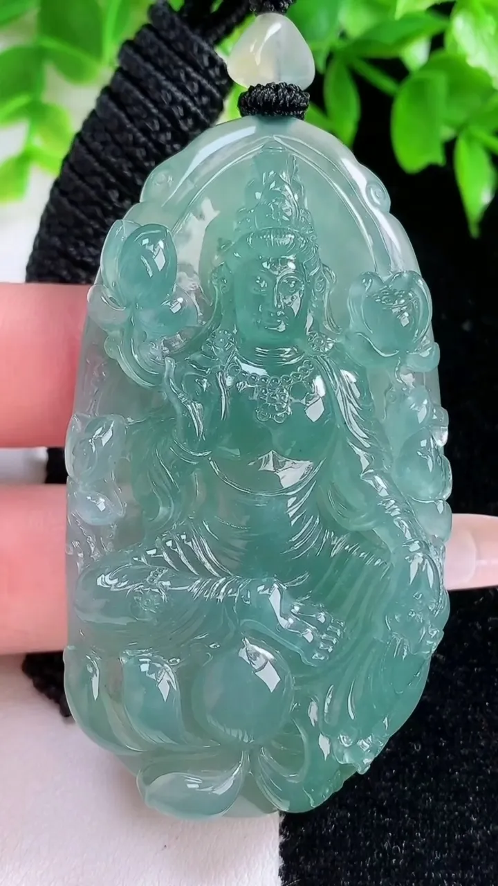 天然A货翡翠大势至菩萨吊坠，尺寸64.2-35-9.4，重量:47.77g
1月25日