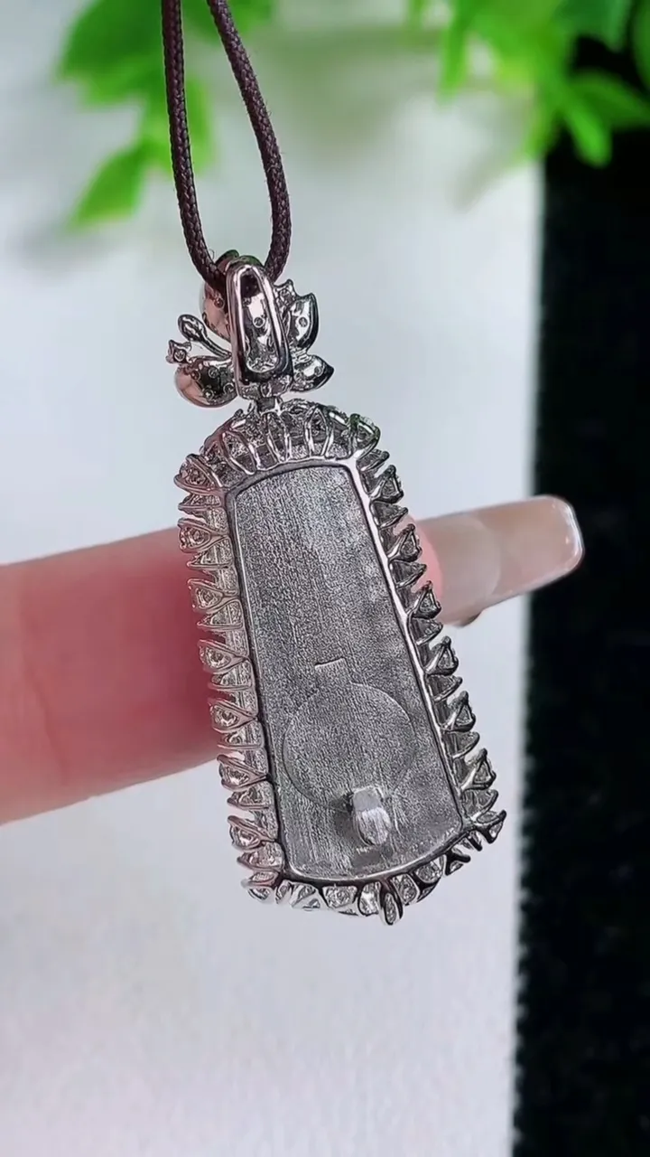 天然A货翡翠无事牌吊坠，尺寸33.4-12.5-7，裸石22-11.6重量:4.76g
1月25日