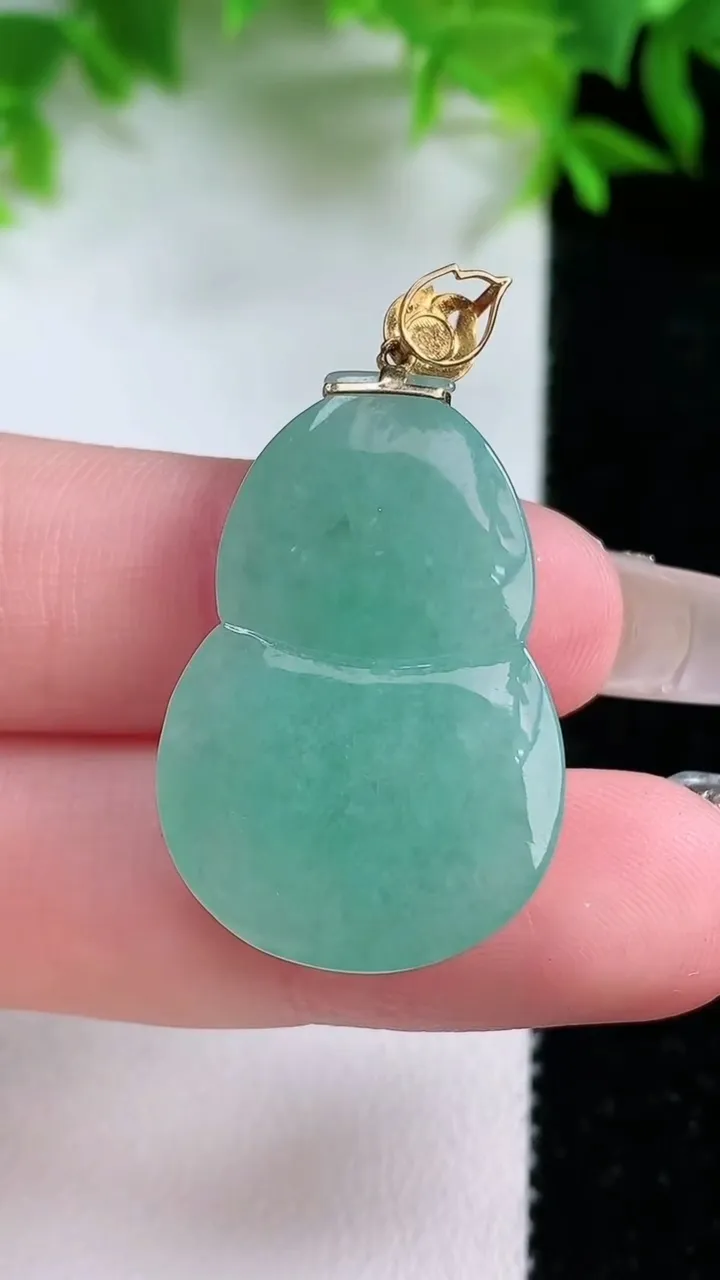 天然A货翡翠葫芦吊坠，尺寸30.2-20-5.4，重量:6.78g
1月25日