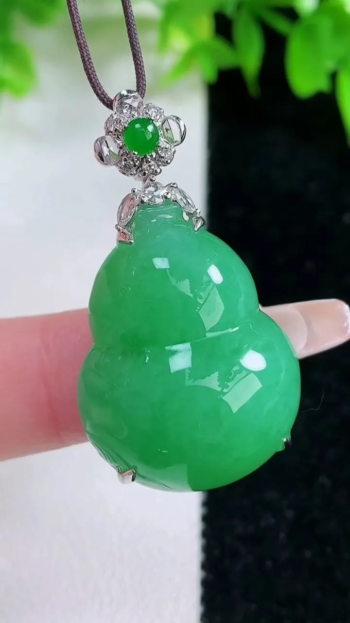 天然A货翡翠葫芦吊坠，尺寸36.4-25-19.6-11.7，重量:10.11g
1月25日