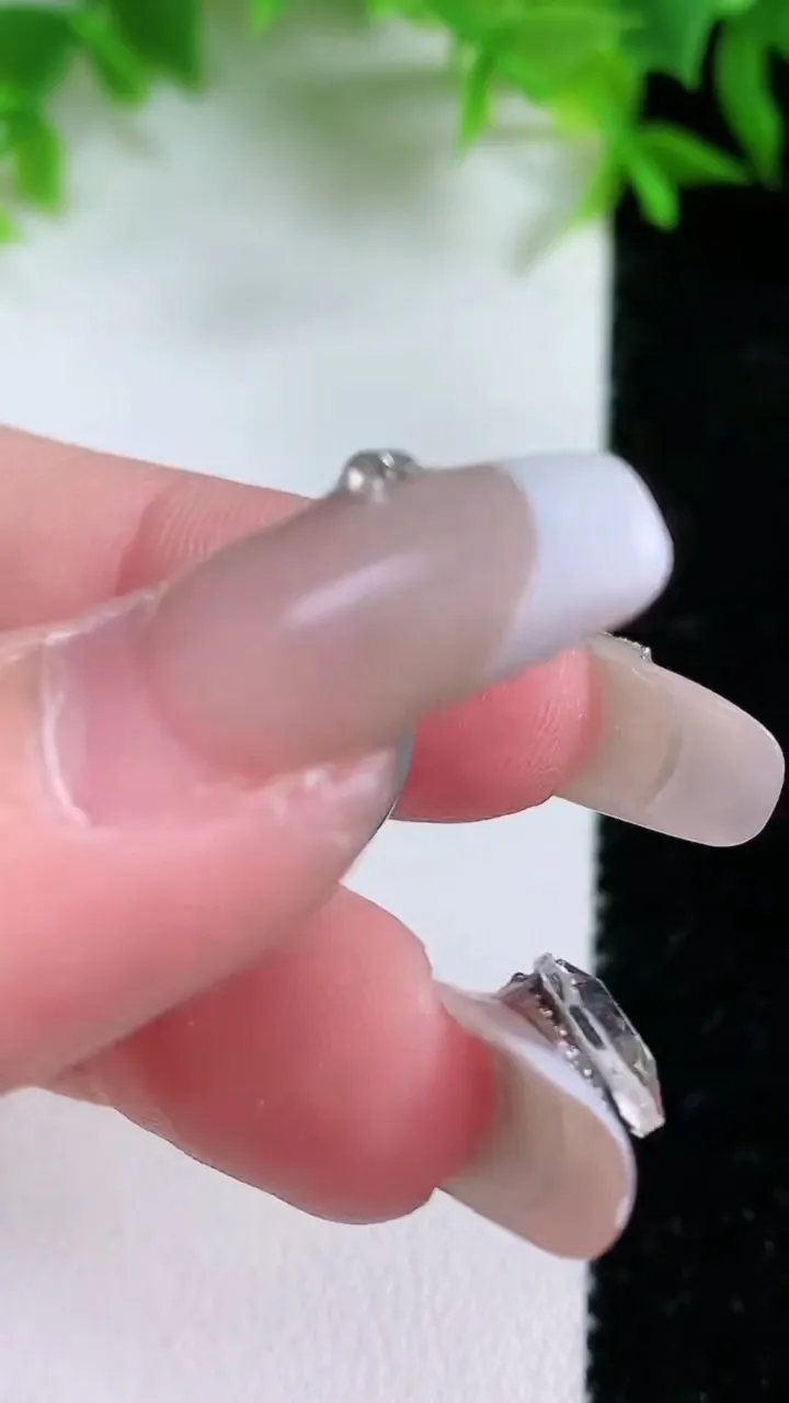 天然A货翡翠种飘花平安扣吊坠，尺寸15-6，重量:3.47g
1月25日