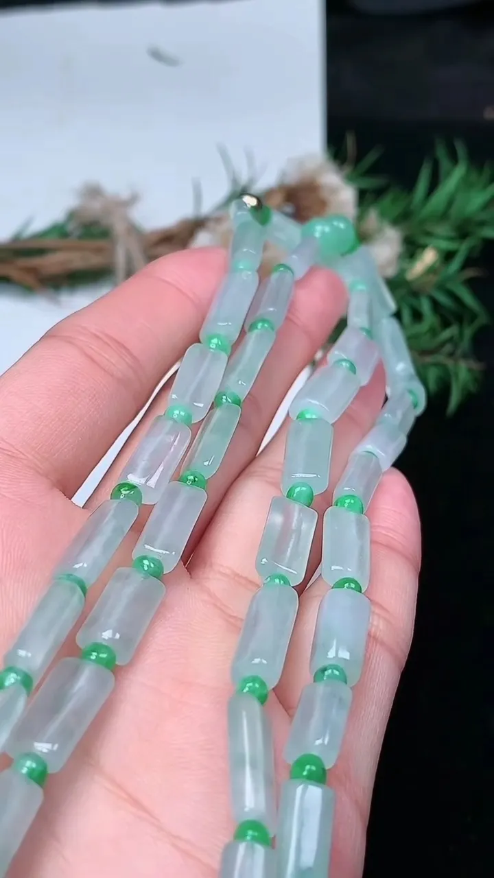 天然A货翡翠白冰路路通项链，尺寸12.9-5.4-4.9-100颗，重量:38.30g
1月25日