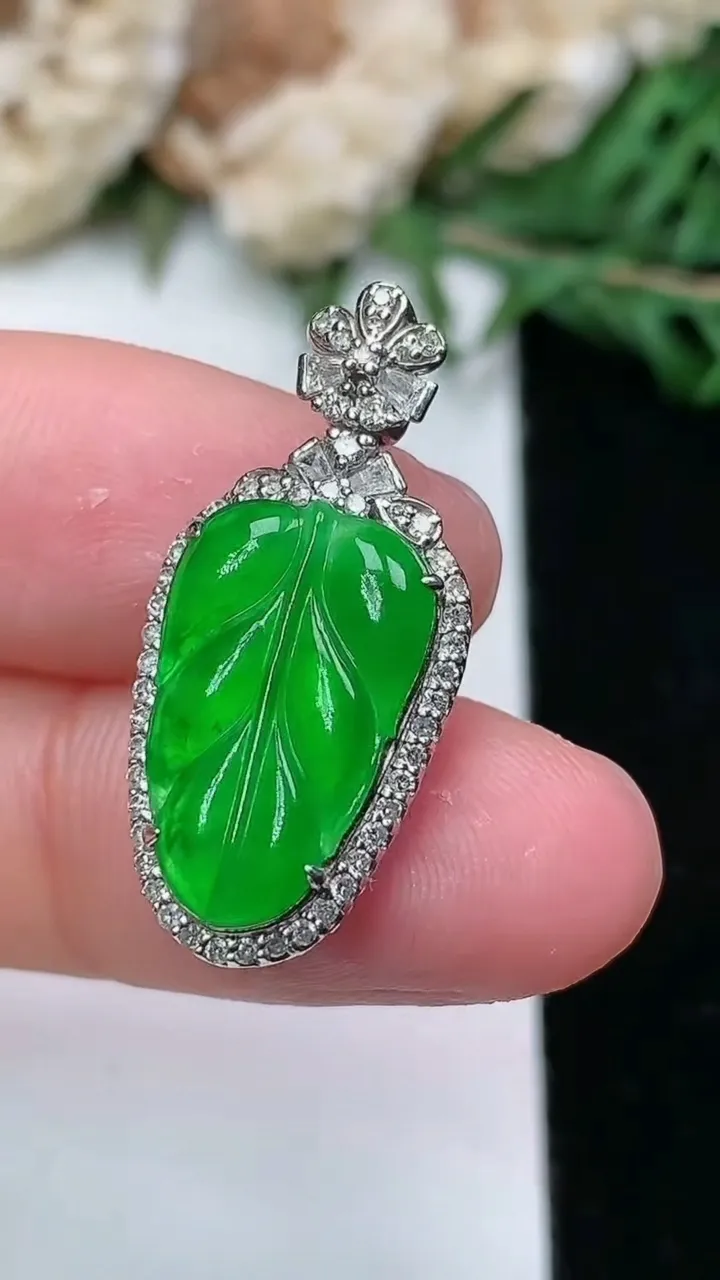 天然A货翡翠金枝玉叶 叶子吊坠，尺寸26.6-12.3-7.3，裸石16-10，重量:3.27g
1月25日