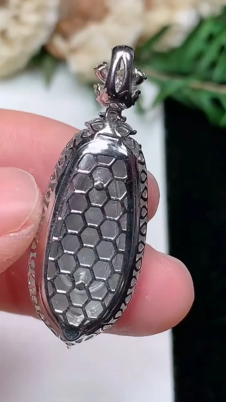 天然A货翡翠福瓜吊坠，尺寸35.8-13-8.7，裸石23.3-9，重量:4.99g
1月25日