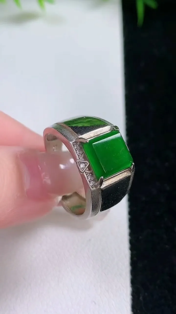 天然A货翡翠马鞍戒指，尺寸9.3-8-2.3，重:5.70g2026年1月25日
工厂直销收藏佳品,种好水足，色泽均匀，有种有色，上手高大气！