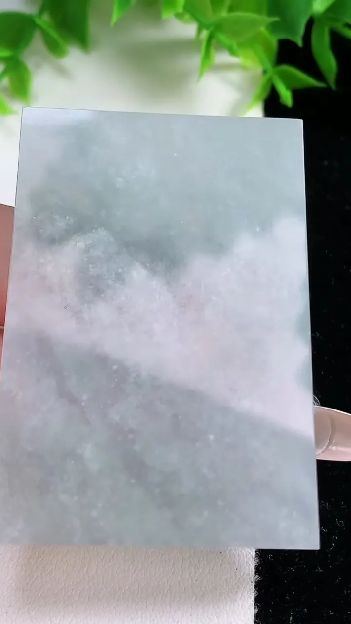 天然A货翡翠无事牌镶嵌件，尺寸56-39.5-6.2，重量:46.66g
1月25日