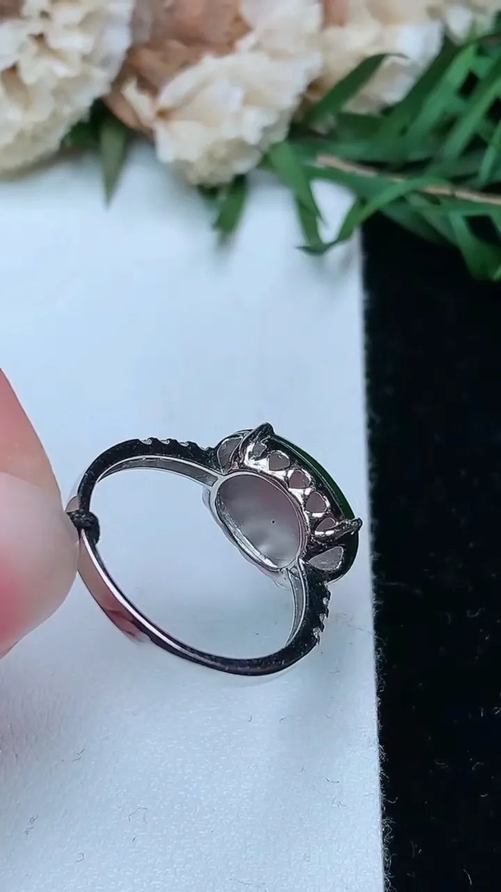 天然A货翡翠蛋面戒指，尺寸17-13.3-8.9，重量:2.80g2026年1月25日
工厂直销收藏佳品,种好水足，色泽均匀，有种有色，上手高大气！