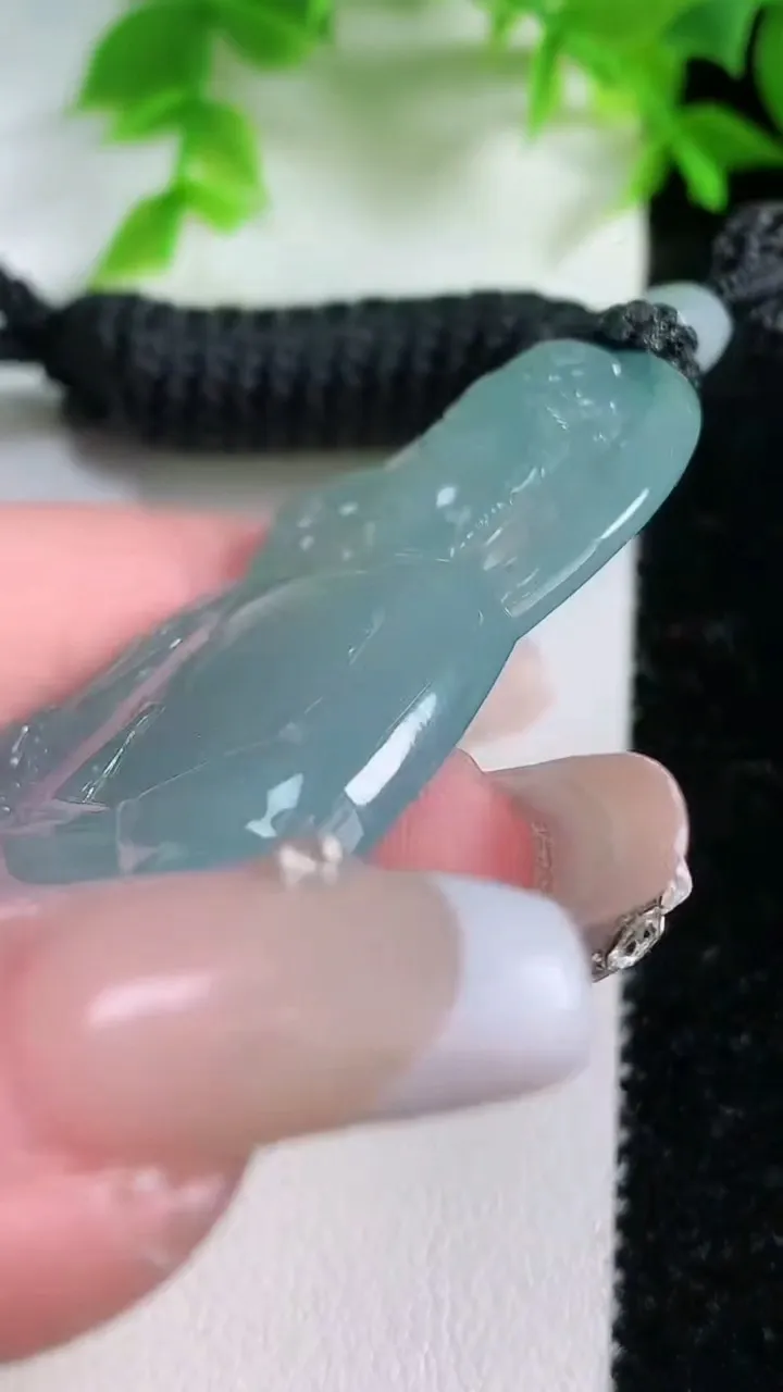 天然A货翡翠大势至菩萨吊坠，尺寸58.8-37-5.5，重量:26.82g
1月25日