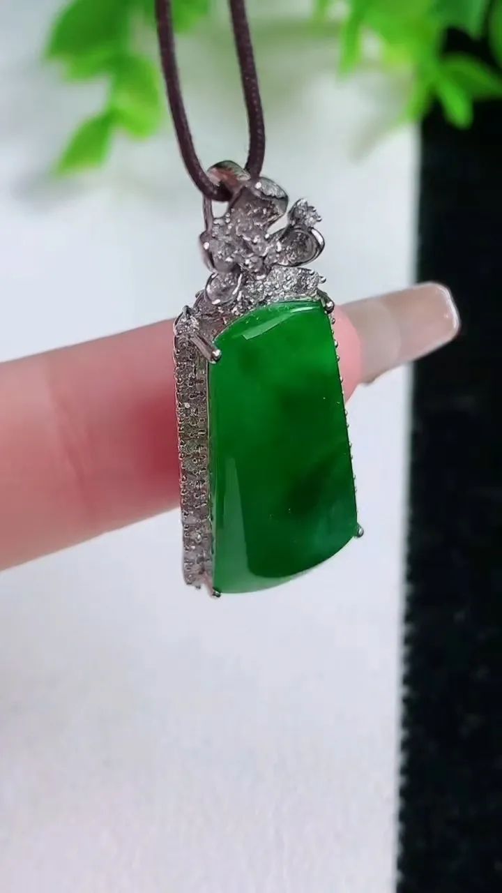 天然A货翡翠无事牌吊坠，尺寸33.4-12.5-7，裸石22-11.6重量:4.76g
1月25日