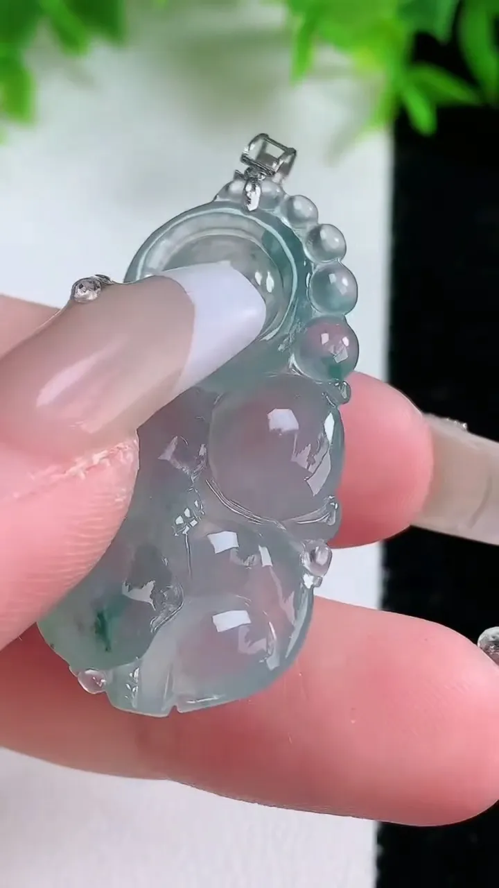 天然A货翡翠种飘花生肖猴吊坠，尺寸33.6-18.3-5.5，重量:6.71g
1月25日