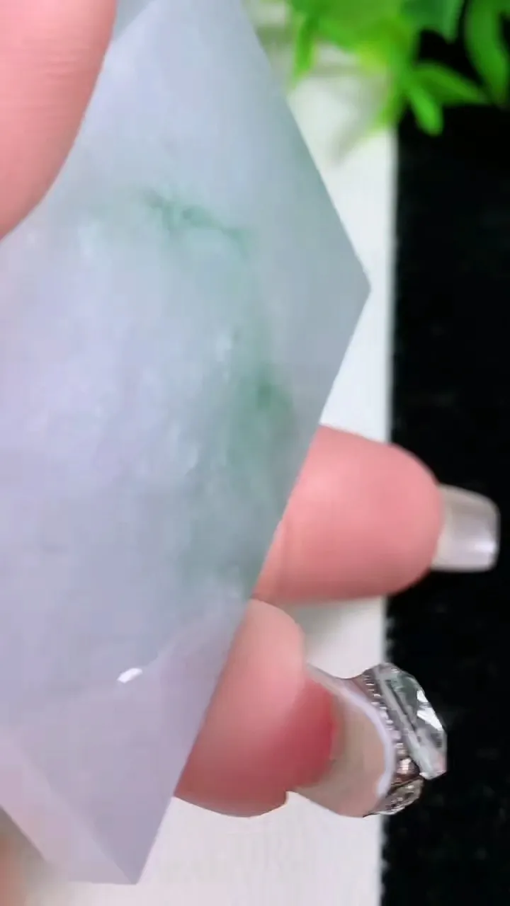 天然A货翡翠无事牌镶嵌件，尺寸56.2-35.2-5.3，重量:35.89g
1月25日