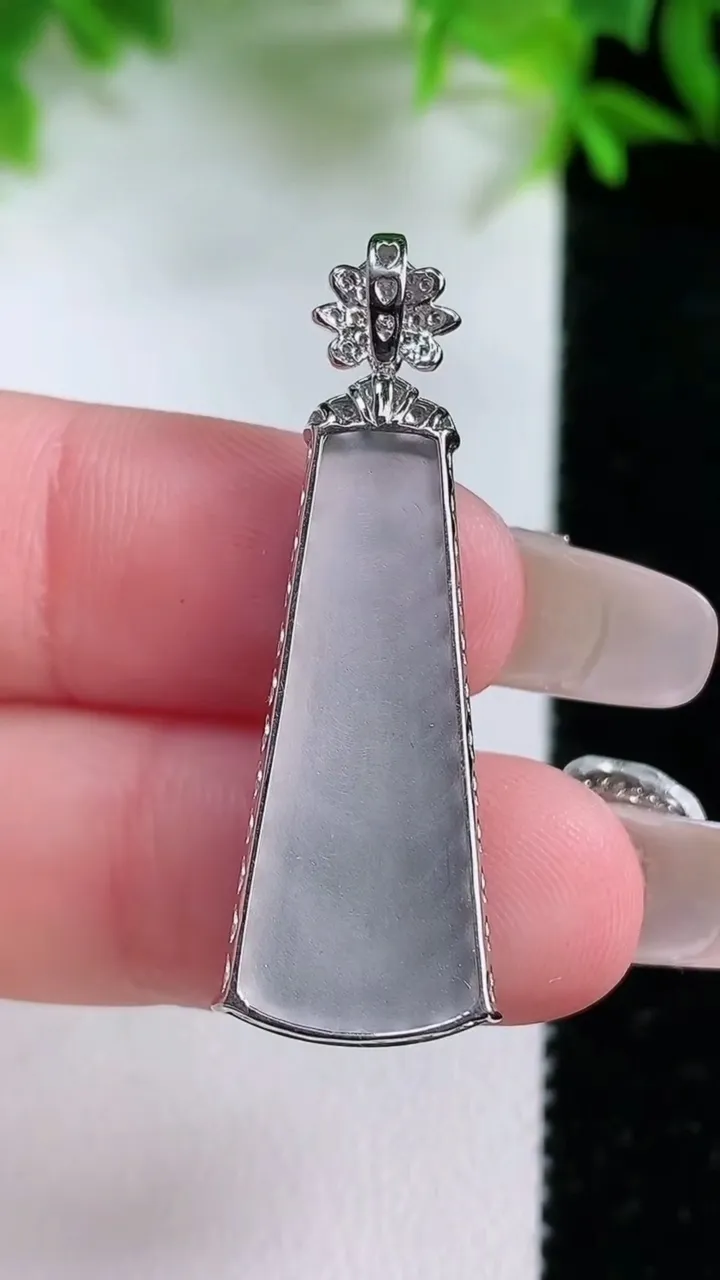 天然A货翡翠无事牌吊坠，尺寸28.3-12-4.7，重量:3.81g
1月25日