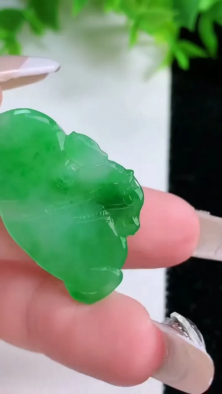 天然A货翡翠生肖马吊坠，尺寸19.8-33-3.2，重量:5.00g
1月25日