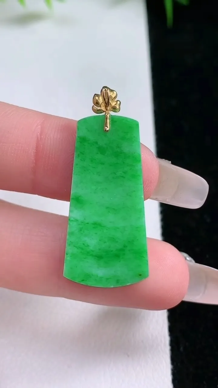 天然A货翡翠无事牌吊坠，尺寸30-14.8-1.8，重量:2.74g
1月25日