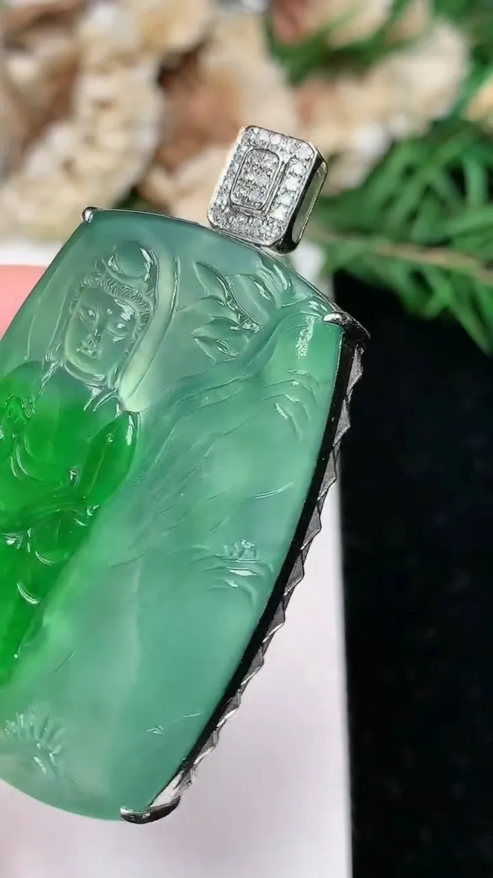 天然A货翡翠山水观音菩萨吊坠，尺寸39.9-28-7，重量:10.00g
1月25日