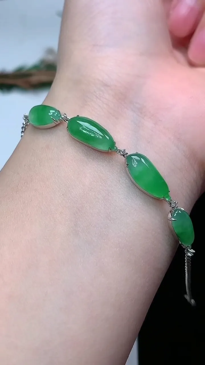 天然A货翡翠福瓜手链，尺寸14.3-6-4，重量:4.28g
1月25日
