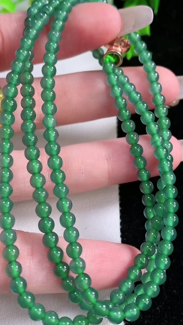 天然A货翡翠小米珠项链，尺寸4-168颗，重:19.21g1月25日
工厂直销收藏佳品,种好水足，色泽均匀，有种有色，上手高大气！