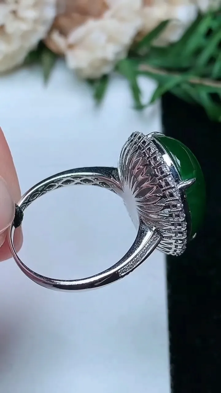 天然A货翡翠蛋面戒指，尺寸17-17.4-12.9，重量:5.19g2026年1月25日
工厂直销收藏佳品,种好水足，色泽均匀，有种有色，上手高大气！