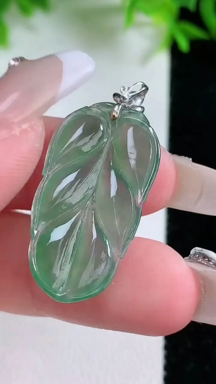 天然A货翡翠金枝玉叶 叶子吊坠，尺寸30-15.6-2.4，重量:2.77g
1月25日