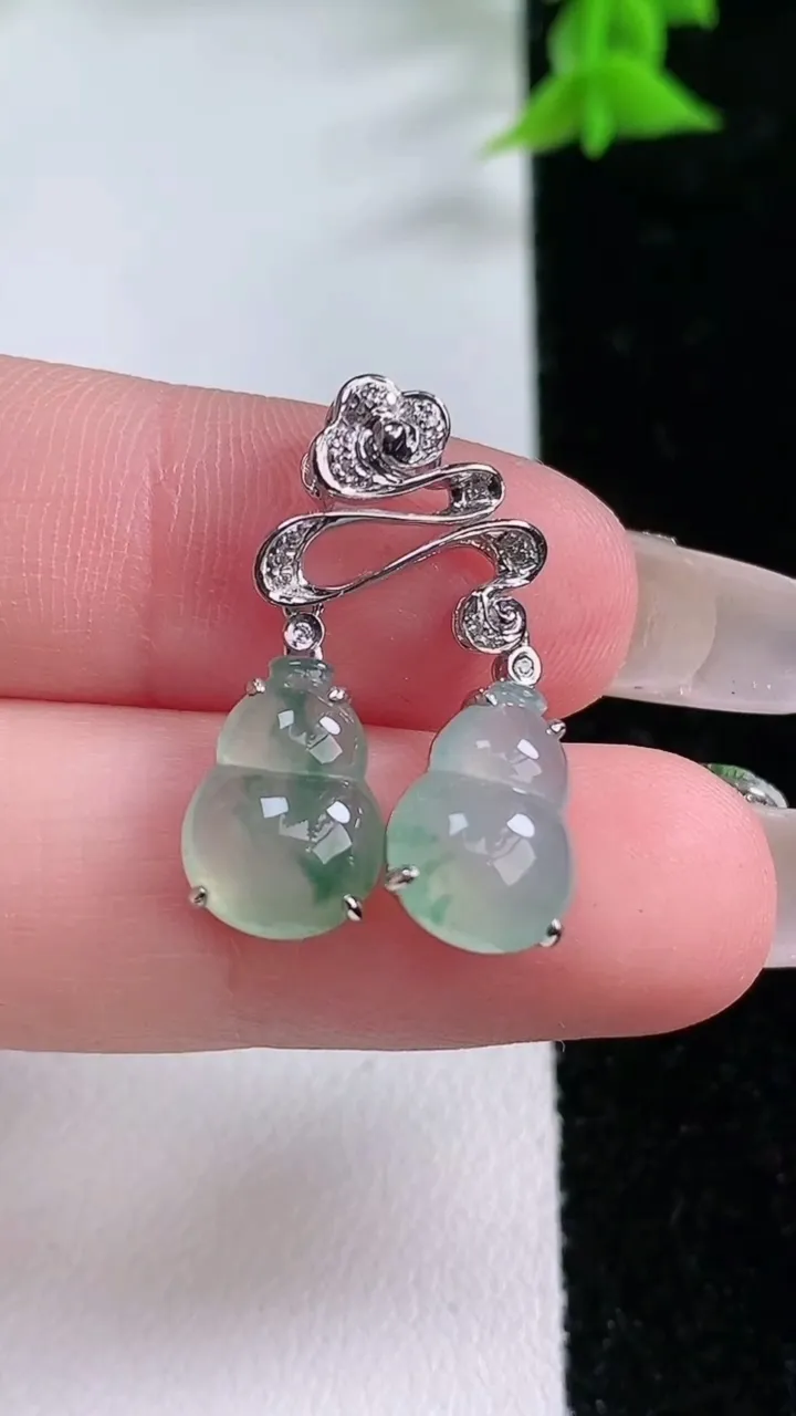 天然A货翡翠种飘花葫芦吊坠，尺寸26.5-12.5-4.8，重:2.64g
1月25日