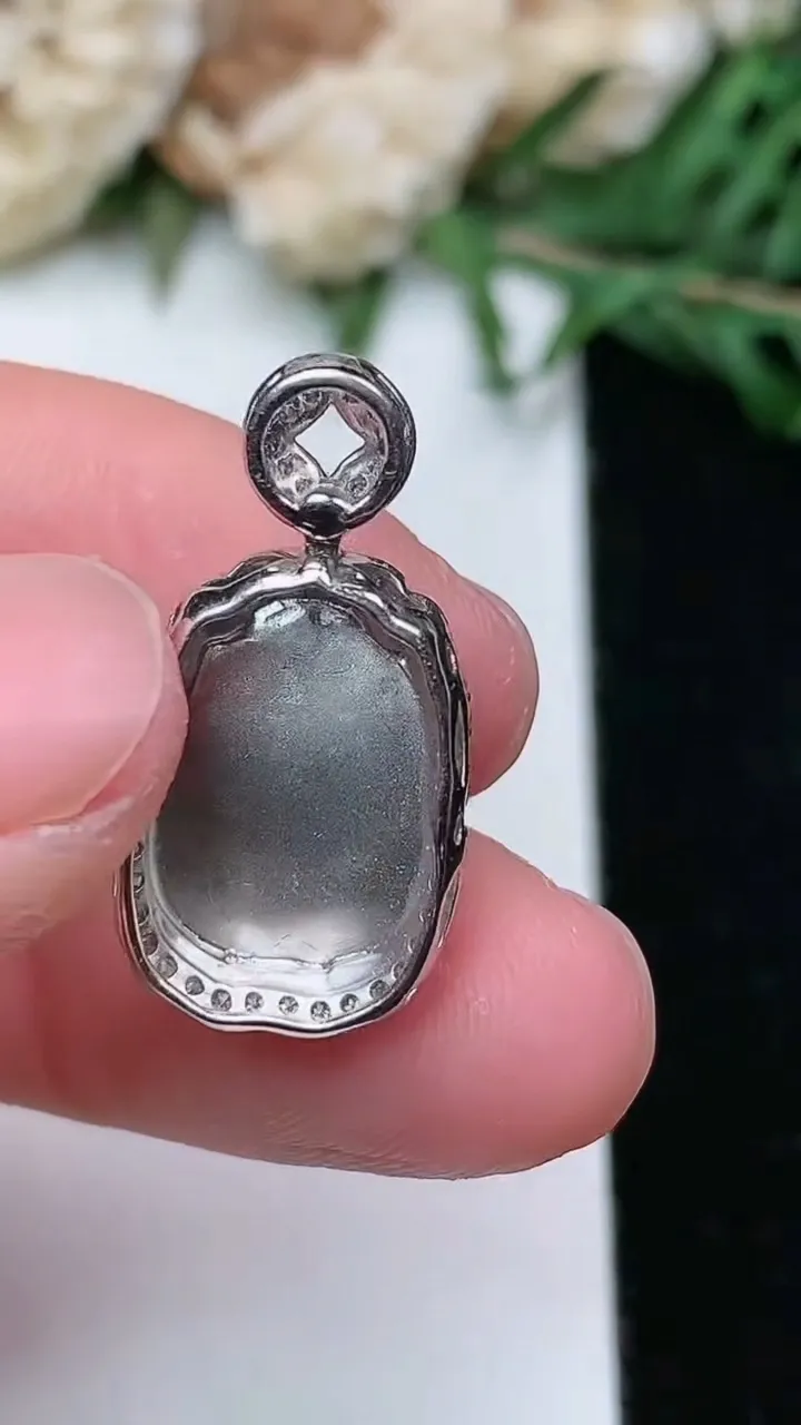 天然A货翡翠貔貅吊坠，尺寸22.3-11.5-8.5，裸石13-8.8，重量:2.70g
1月25日