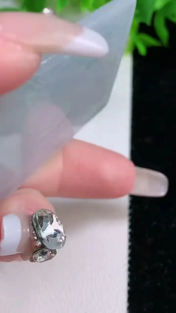 天然A货翡翠冰种飘花观音菩萨吊坠，尺寸66.2-41.8-4.6，重量:33.45g
1月25日