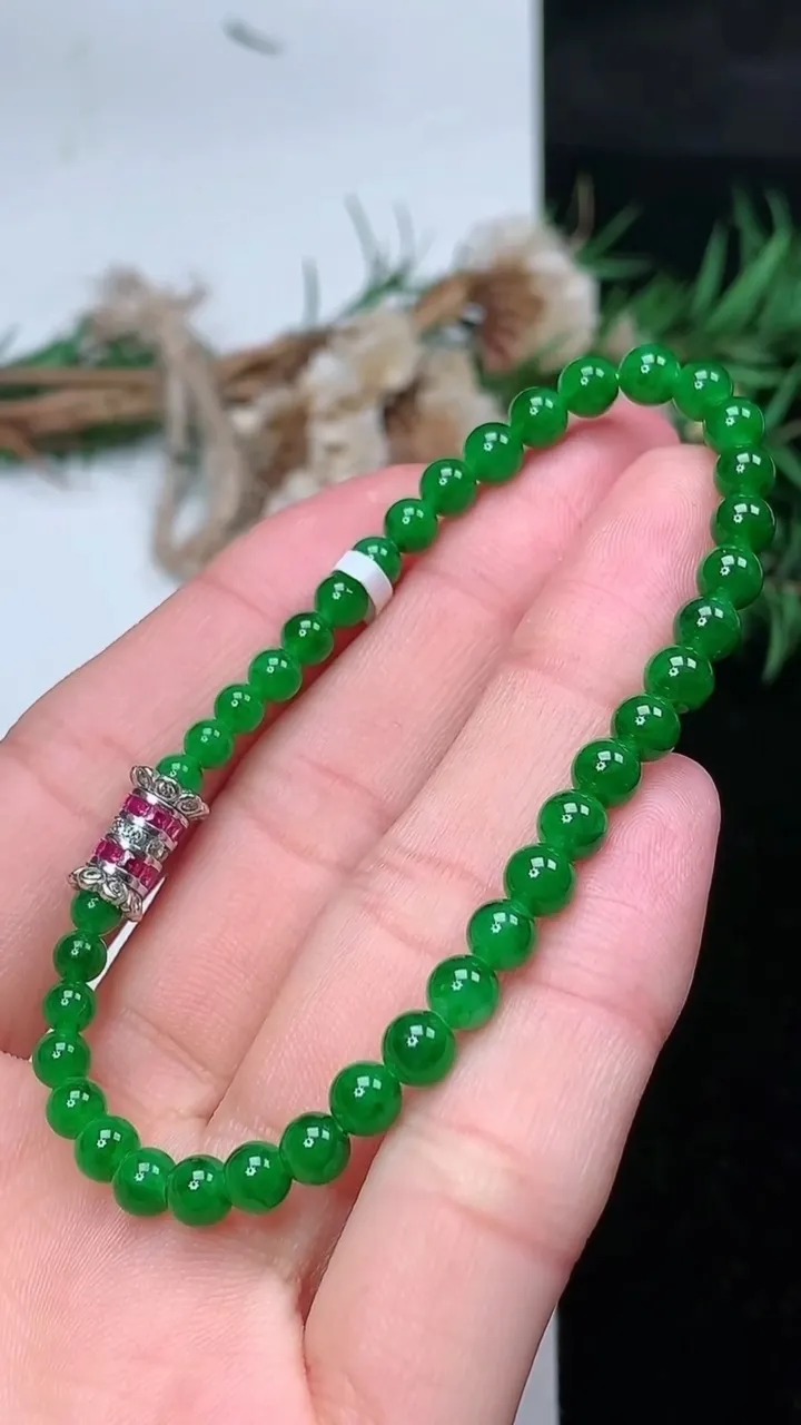 天然A货翡翠圆珠手串，尺寸5-38颗，重量:7.31g1月25日
工厂直销收藏佳品,种好水足，色泽均匀，有种有色，上手高大气！