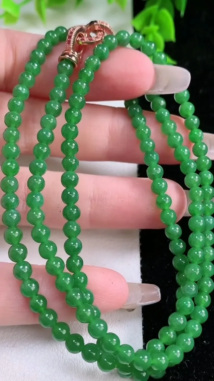 天然A货翡翠小米珠项链，尺寸4，重:17.76g1月25日
工厂直销收藏佳品,种好水足，色泽均匀，有种有色，上手高大气！