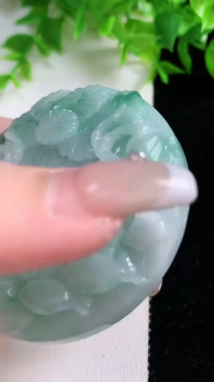 天然A货翡翠花开富贵吊坠，尺寸58.3-12，重量:77.46g
1月25日