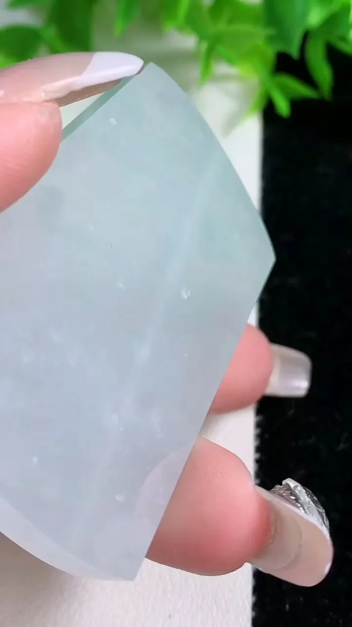 天然A货翡翠无事牌镶嵌件，尺寸58.6-37.8-5.4，重量:37.28g
1月25日