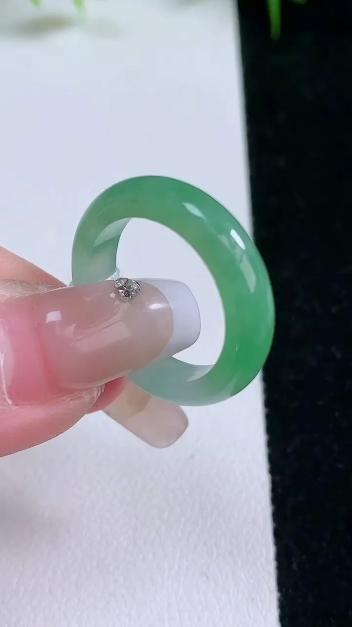 天然A货翡翠指环戒指，尺寸18.2-4.8-3.4，重量:3.64g2026年1月25日
工厂直销收