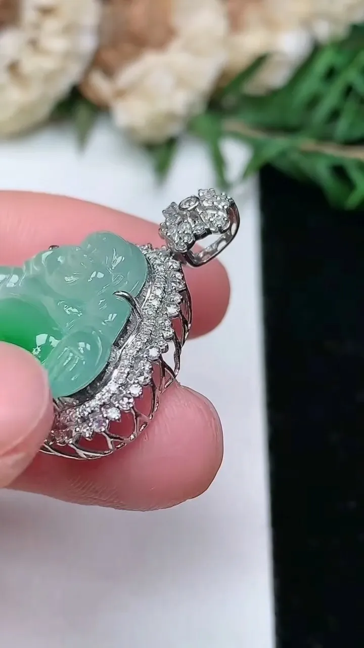 天然A货翡翠佛公吊坠，尺寸27.6-24.2-9.2，裸石15-19.8，重量:4.53g
1月25日