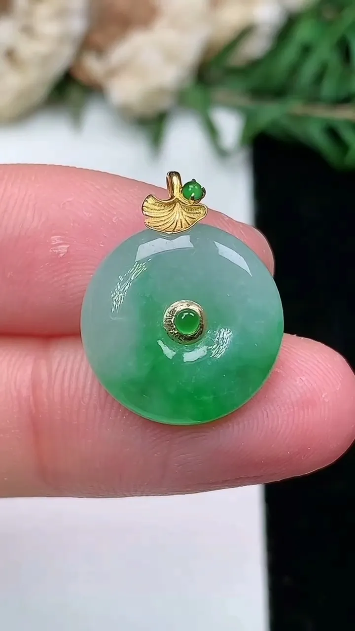 天然A货翡翠平安扣吊坠，尺寸14.9-4.9，重量:2.35g
1月25日