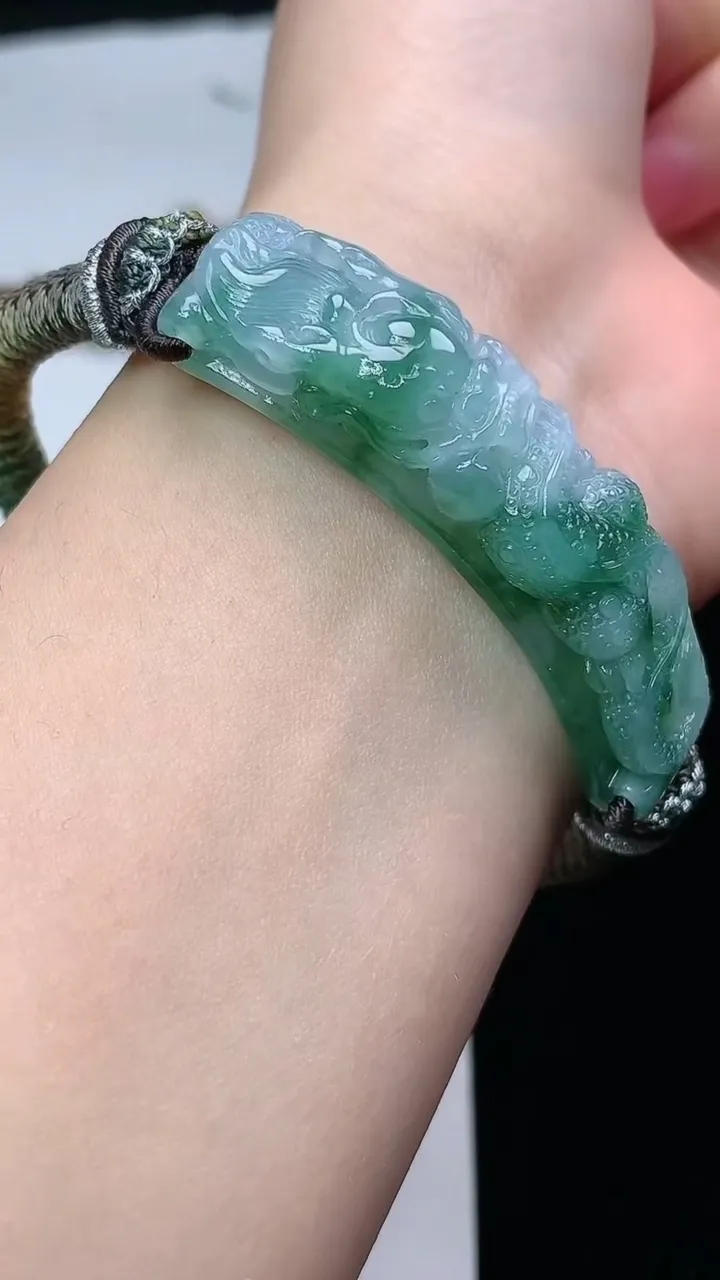 天然A货翡翠龙牌手牌，尺寸54.5-12.4-8.8，重量:26.77g
1月25日