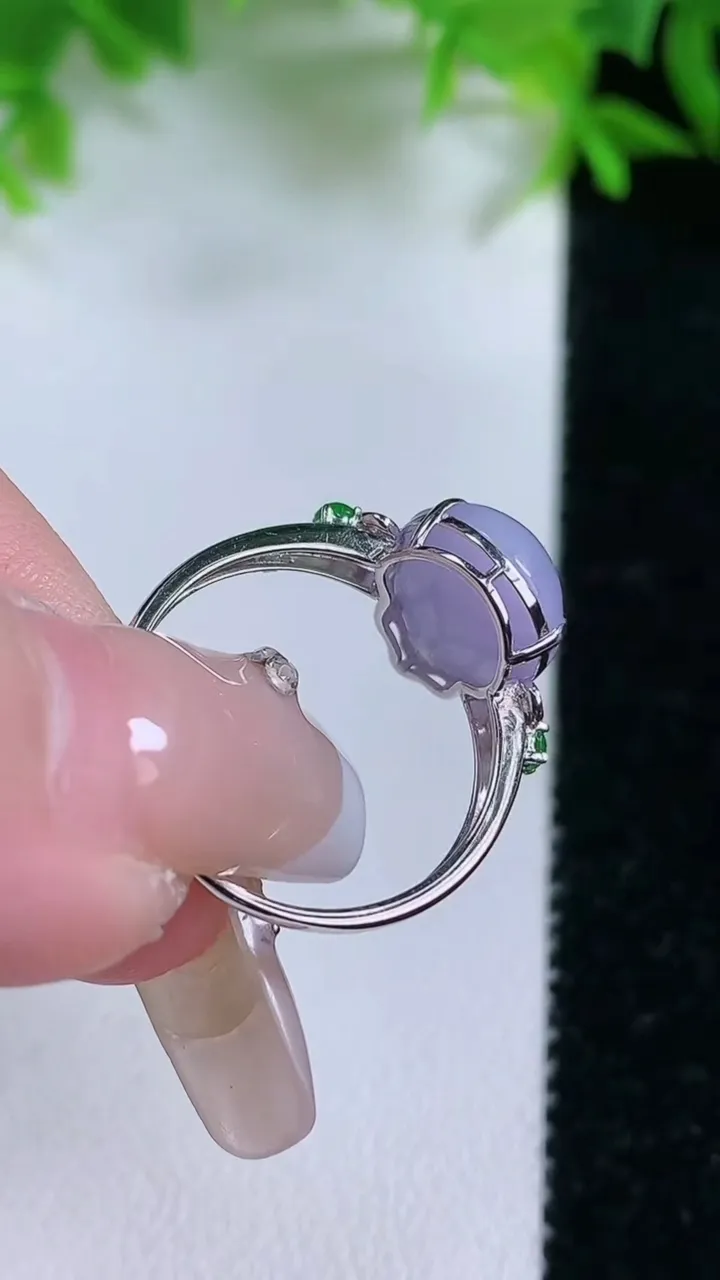 天然A货翡翠18K金紫罗兰蛋面戒指，尺寸17.3-11.8-9.5-5.7，重量:11.89g2026年1月25日
工厂直销收藏佳品,种好水足，色泽均匀，有种有色，上手高大气！