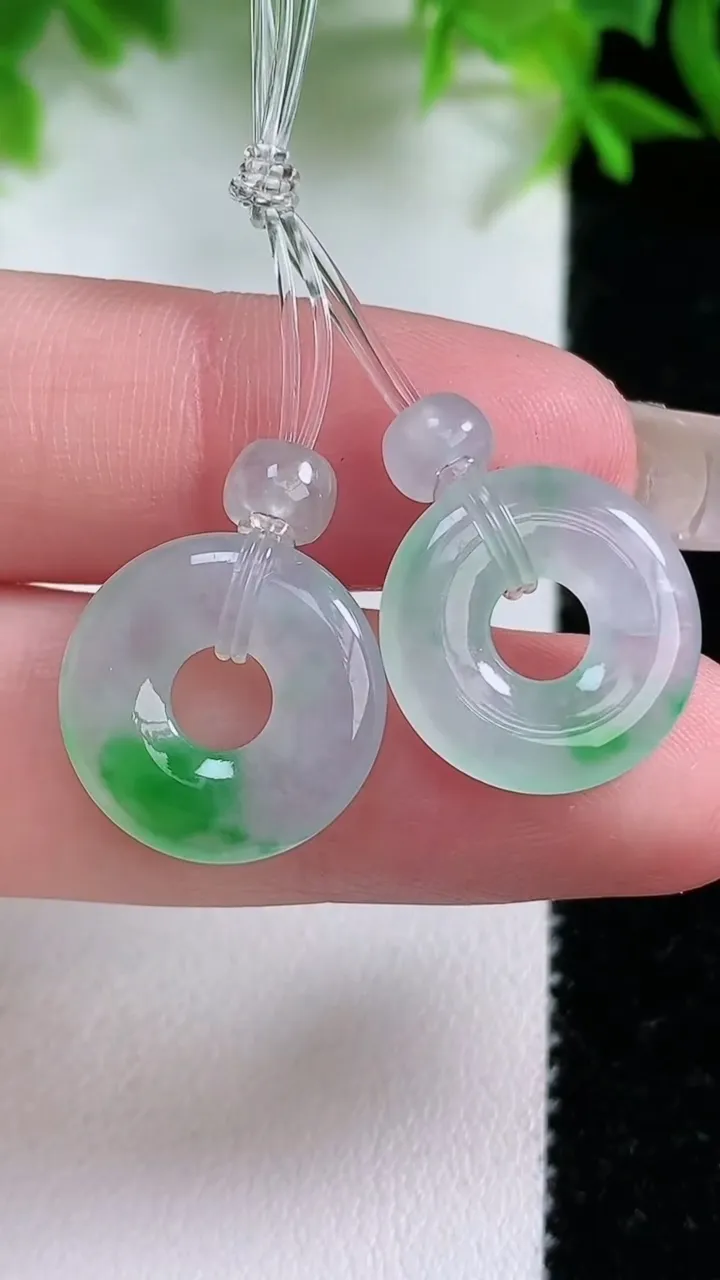 天然A货翡翠平安环吊坠一对，尺寸16-2.7，重量:3.72g
1月25日