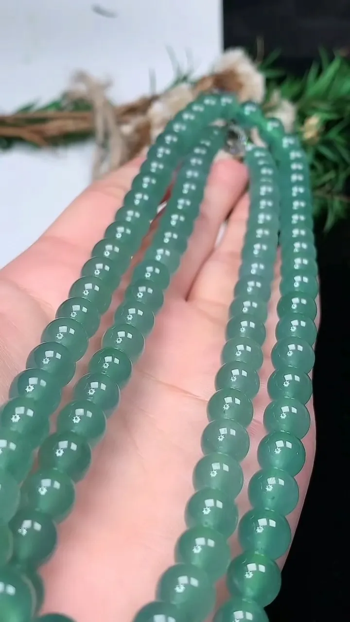 天然A货翡翠蓝水圆珠项链，尺寸8-98颗，重量:88.30g1月25日
工厂直销收藏佳品,种好水足，色泽均匀，有种有色，上手高大气！