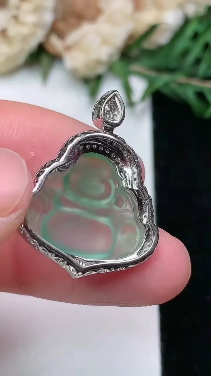 天然A货翡翠佛公吊坠，尺寸25.3-19.8-6.2，裸石14.4-17.2，重量:2.72g
1月25日