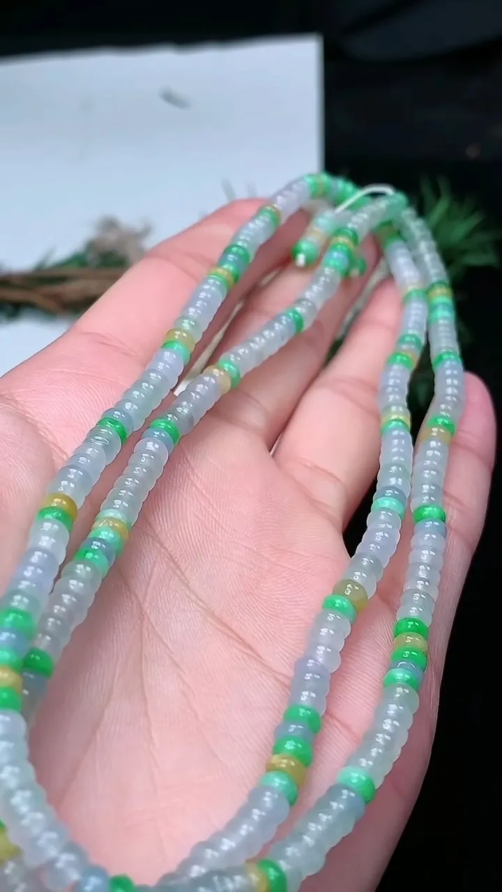 天然A货翡翠三彩算盘珠项链，尺寸4.2-2.1-290颗，重量:24.19g
1月25日