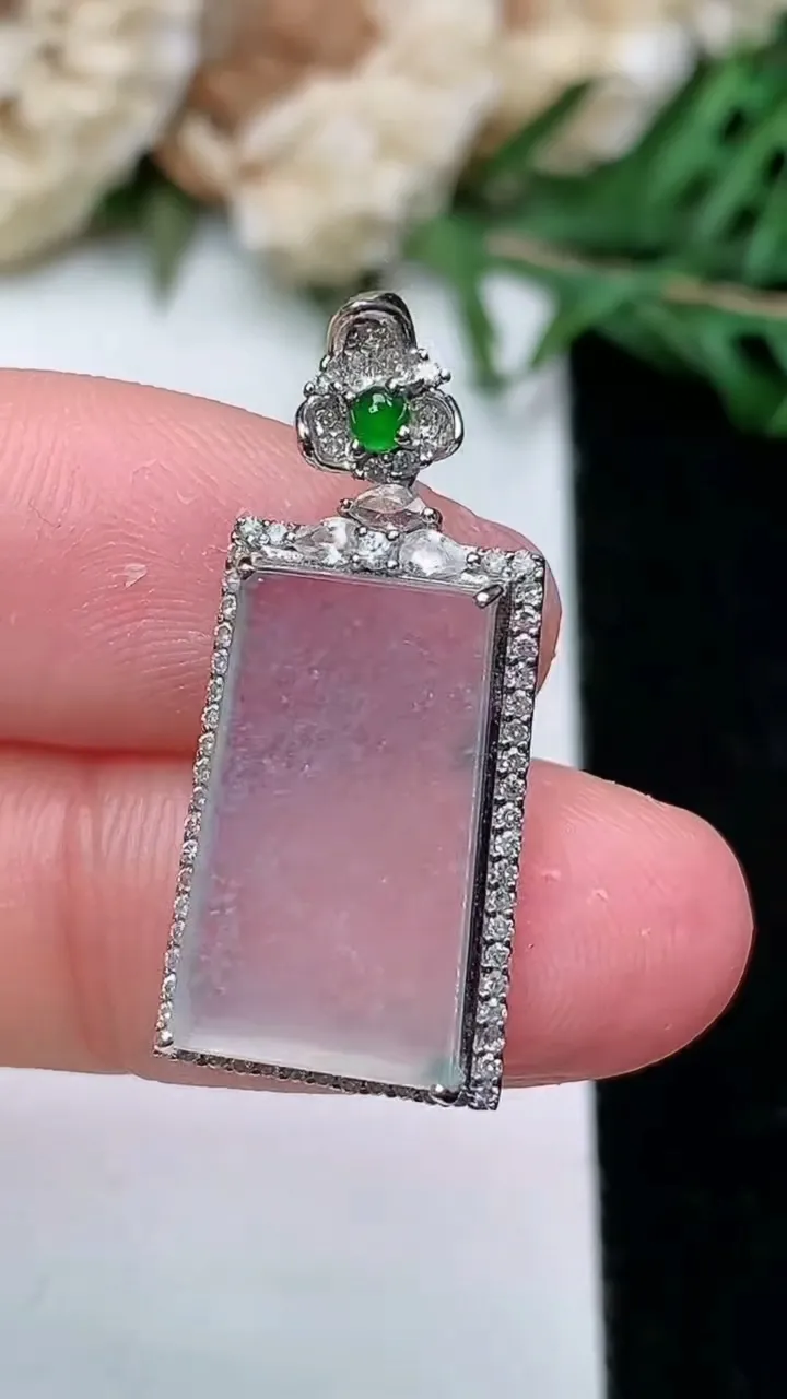 天然A货翡翠白冰无事牌吊坠，尺寸28-12.3-5.7，裸石16.9-9.7，重量:3.26g
1月25日