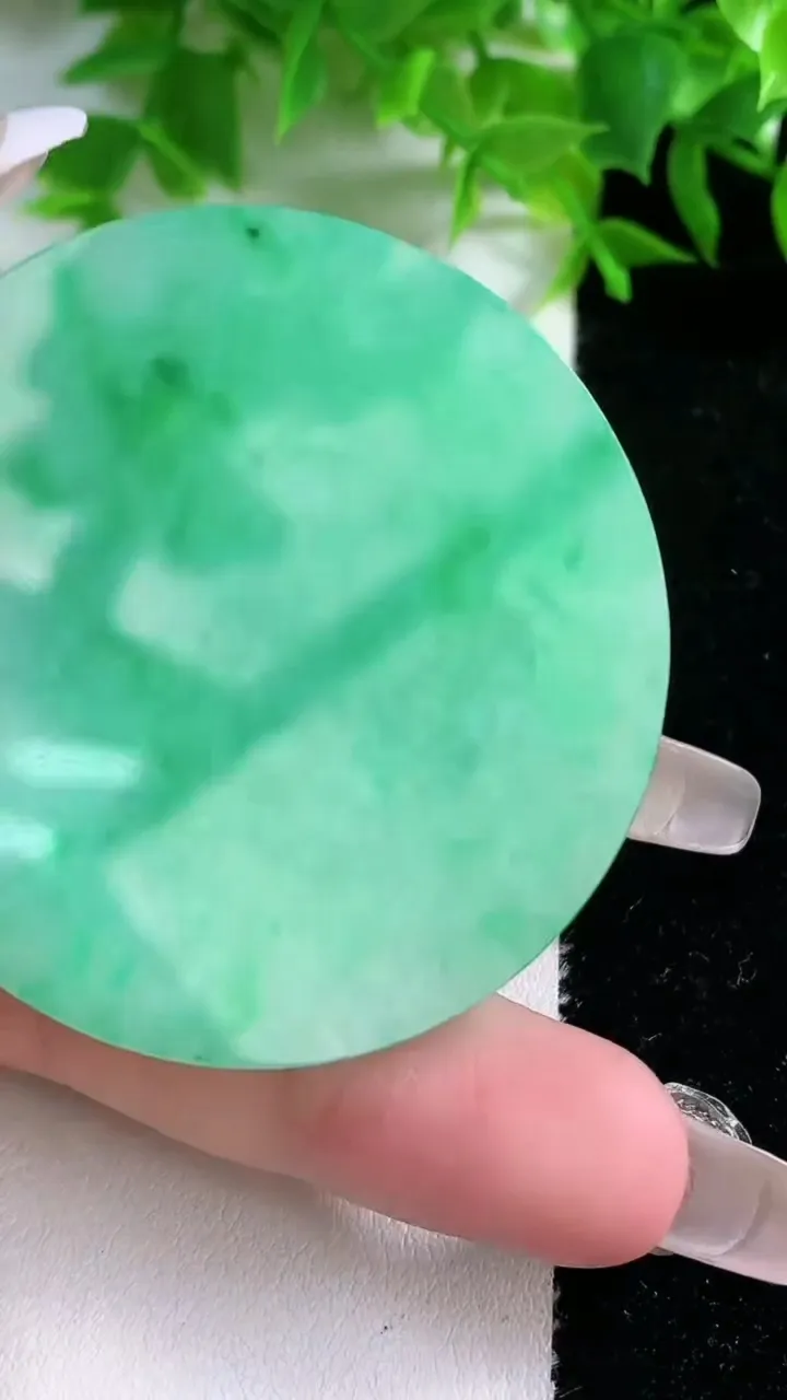 天然A货翡翠无事牌镶嵌件，尺寸50.5-5，重量:36.09g
1月25日